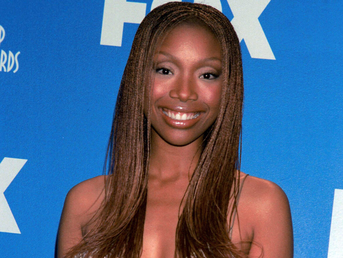 386212 10: Singer/actress Brandy attends the 32nd Annual NAACP Image Awards March 1, 2001 in Universal City, CA. (Photo by Newsmakers)