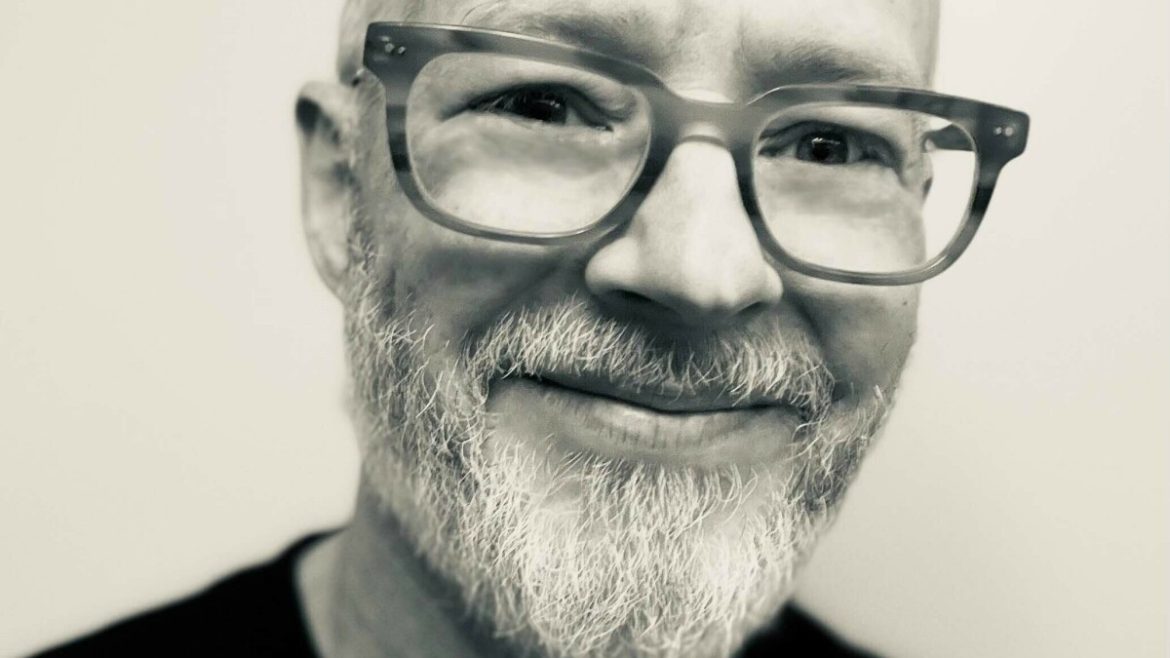 Robin Hilton Reveals What Tiny Desk Really Looks for in an Artist